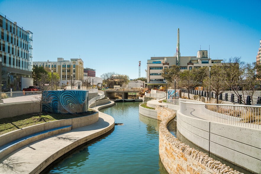 More Photos Of 333-341 W Commerce St, San Antonio Storefront For Lease