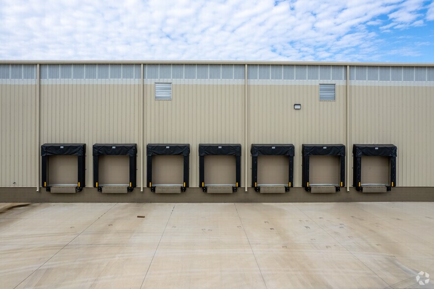 More Photos Of 175 Orr Ave, Opelika Distribution For Lease