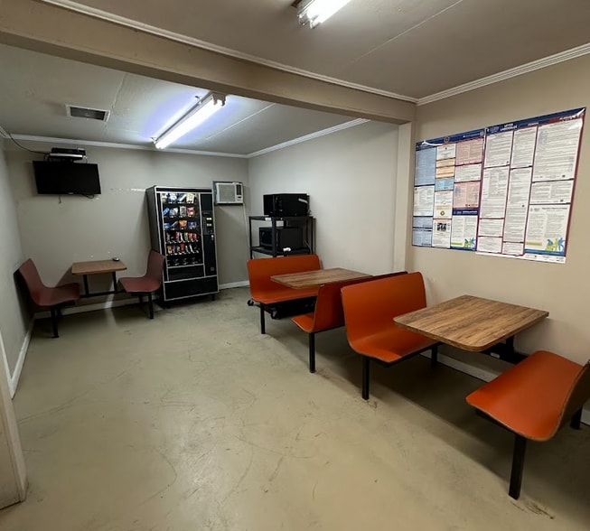 More Photos Of 215 7th Way, Alexander City Distribution For Sale