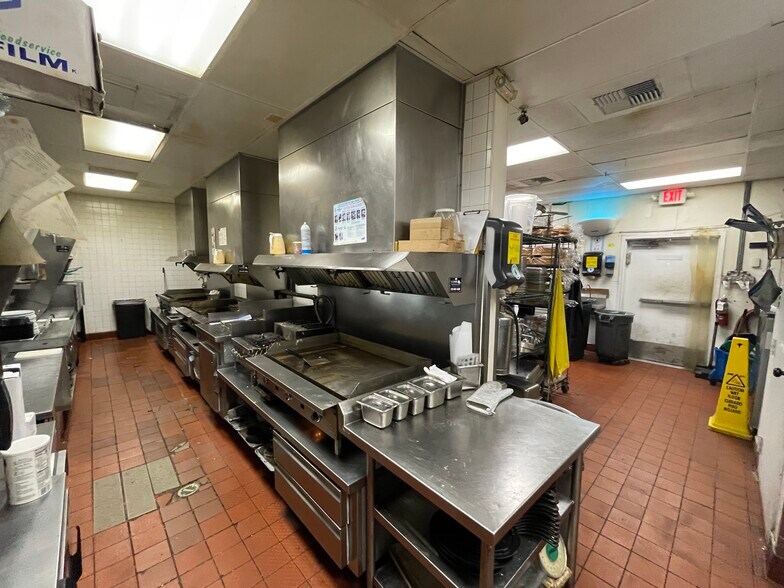 More Photos Of 6887 E Front St, Kansas City Fast Food For Sale