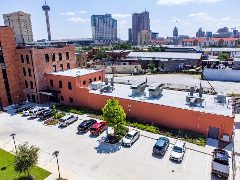 Primary Photo Of 1305 E Houston St, San Antonio Research And Development For Lease