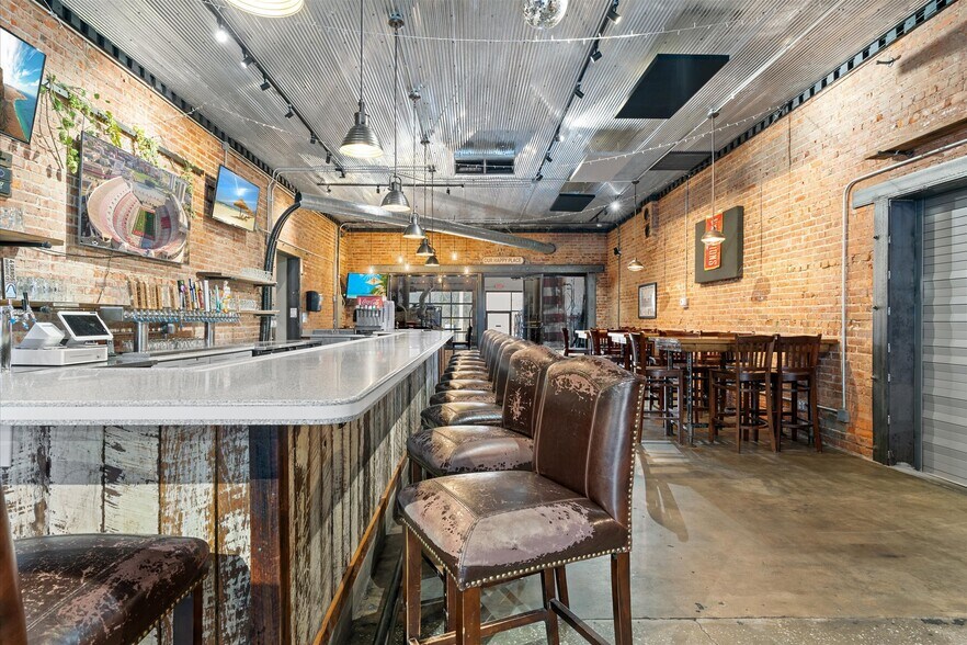 More Photos Of 451 S Thompson Ave, Excelsior Springs Bar For Sale