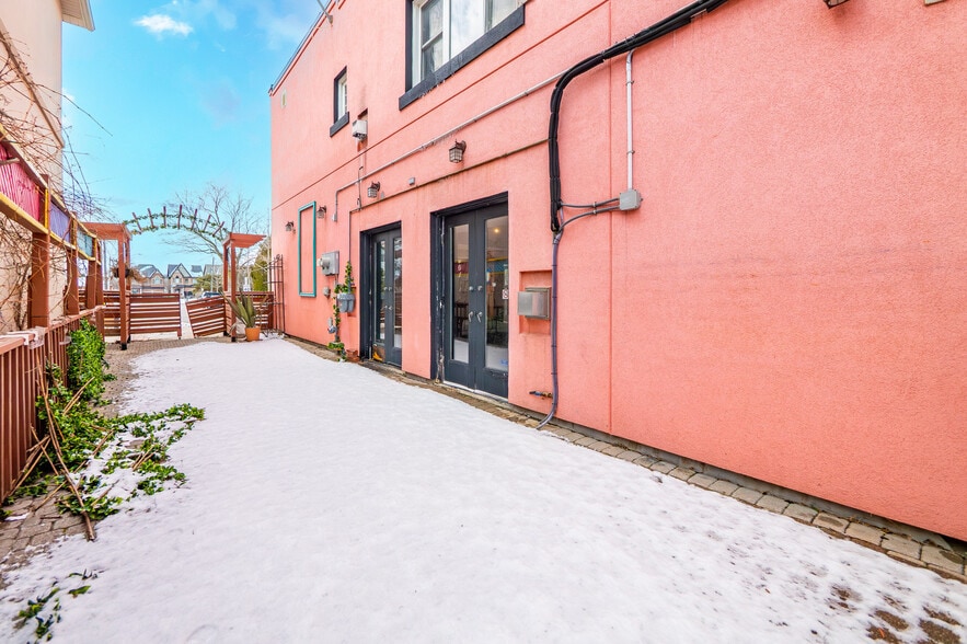 More Photos Of 277 Queen St S, Mississauga Storefront Retail Residential For Lease