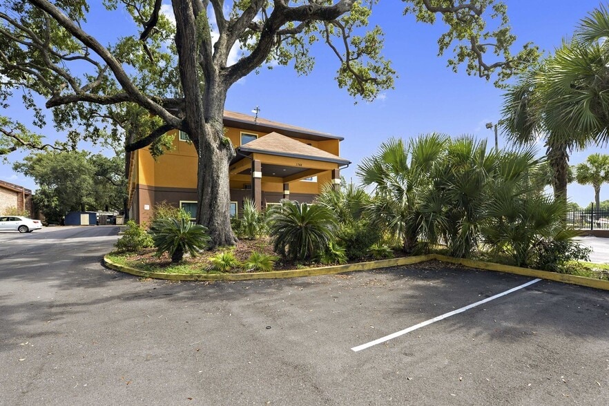 More Photos Of 1768 Beach Blvd, Biloxi Hotel For Sale