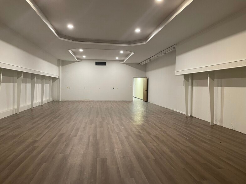 More Photos Of 104-108 S Main St, Victoria Office For Lease