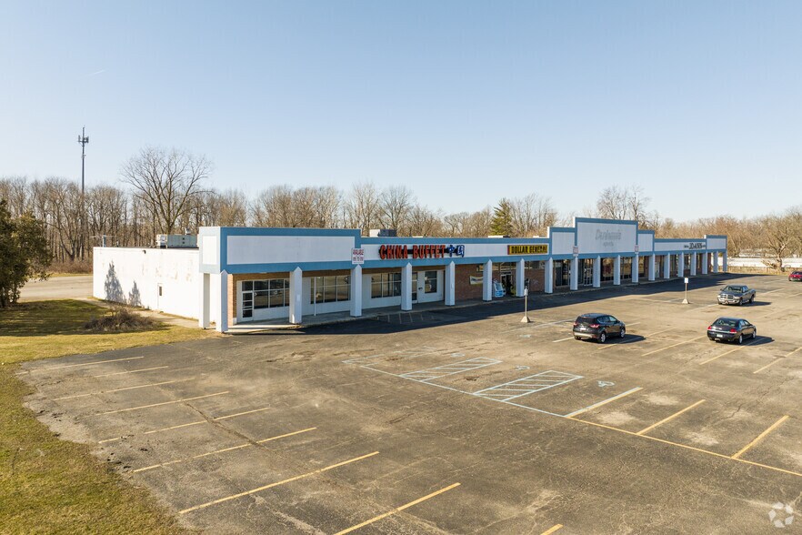 More Photos Of 2576-2584 S Main St, Adrian Storefront For Sale