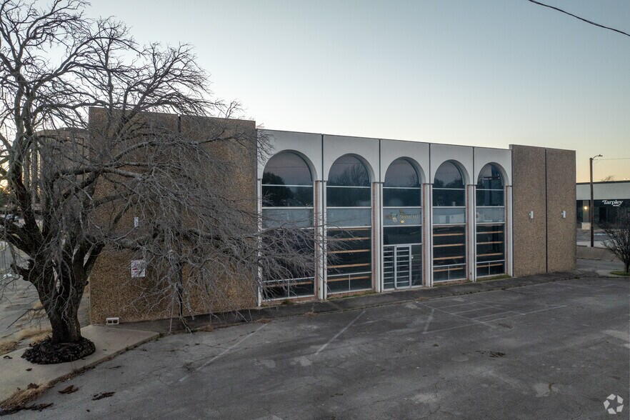 Primary Photo Of 1210 Lake Air Dr, Waco Freestanding For Sale