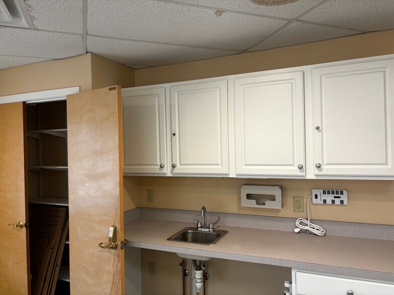More Photos Of 82 Norwich Westerly Rd, North Stonington Medical For Sale