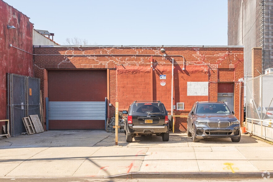 More Photos Of 9512 150th St, Jamaica Warehouse For Lease