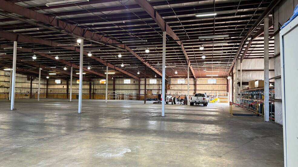 More Photos Of 306 Rogers St, Barnesville Warehouse For Lease