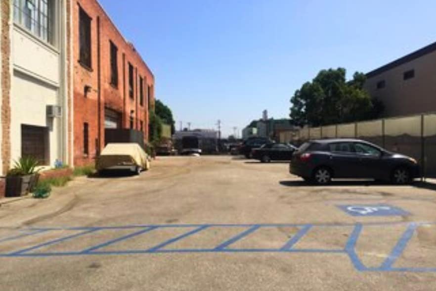 More Photos Of 3430 S Hill St, Los Angeles Showroom For Lease