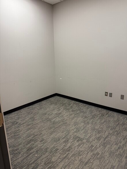 More Photos Of 211 Sioux Point Rd, Dakota Dunes Office For Lease