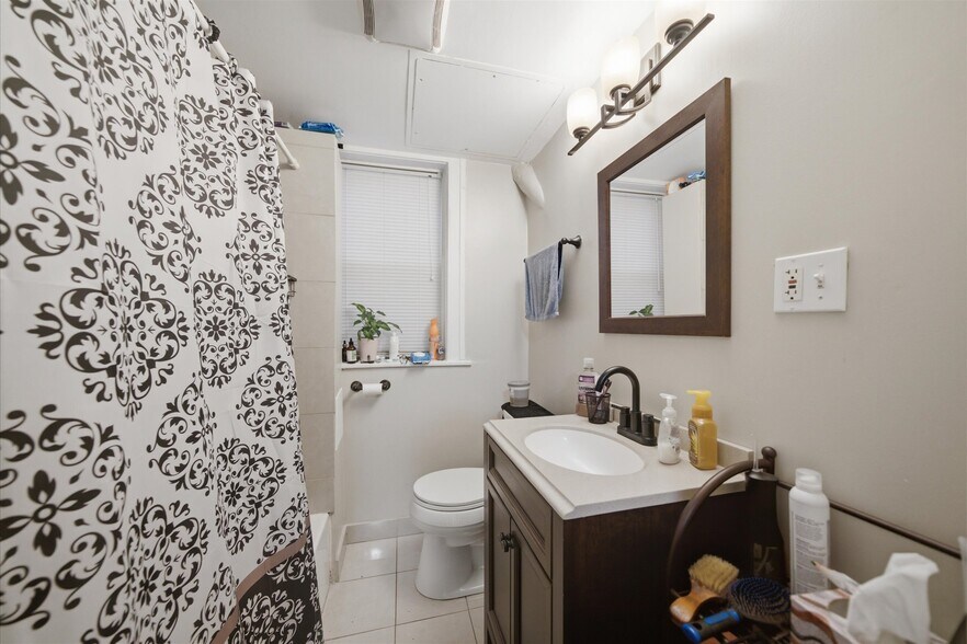More Photos Of 2418 N Western Ave, Chicago Apartments For Sale
