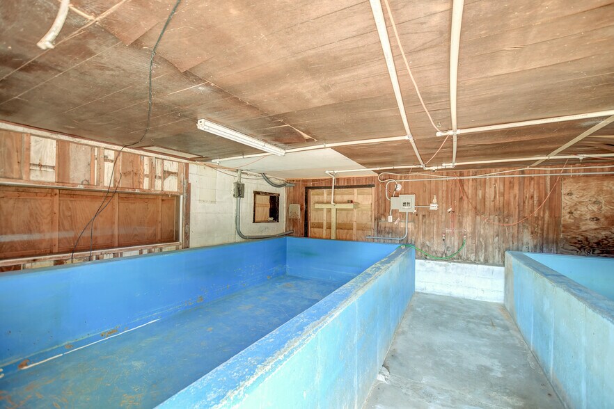 More Photos Of 1456 Trojan Rd, Cross Storefront Retail Office For Lease