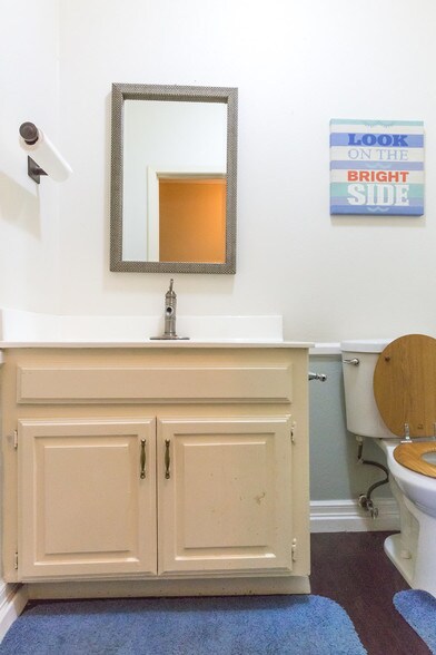 More Photos Of 1539 Round Table Dr, Dallas Light Manufacturing For Sale