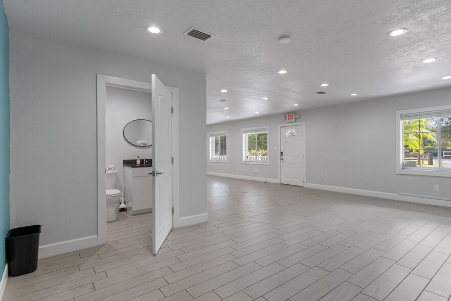 More Photos Of 17110 Gunn Hwy, Odessa Loft Creative Space For Sale