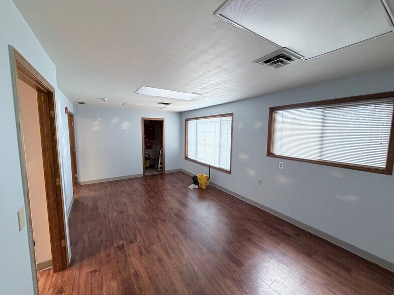 More Photos Of 950-960 Uglow Ave SE, Dallas Medical For Sale