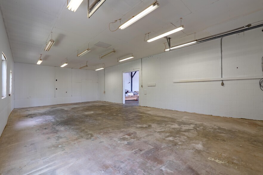 More Photos Of 422 State Highway 42, Osage Beach Storefront For Lease