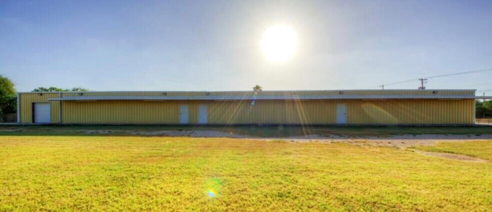More Photos Of 11818 Business 83, La Feria Warehouse For Lease