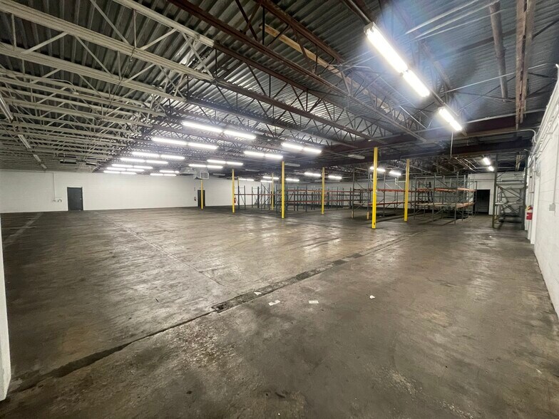 More Photos Of 113 W South St, Lincoln Warehouse For Lease