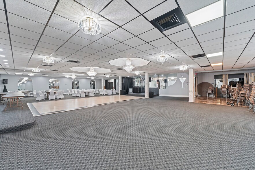 More Photos Of 10140 S Roberts Rd, Palos Hills Bar For Sale