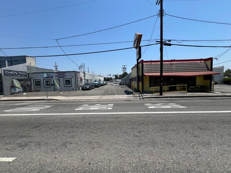 Primary Photo Of 6162-6170 Sepulveda Blvd, Van Nuys Service For Lease