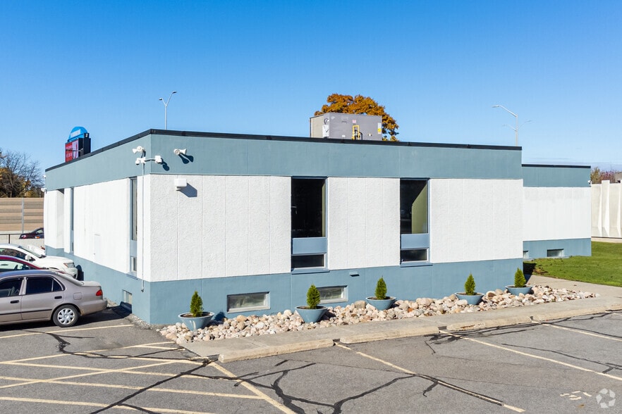 More Photos Of 1745 Woodward Dr, Ottawa Medical For Lease