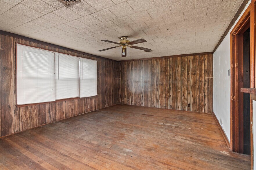 More Photos Of 1834 NW Topeka Blvd, Topeka General Retail For Sale