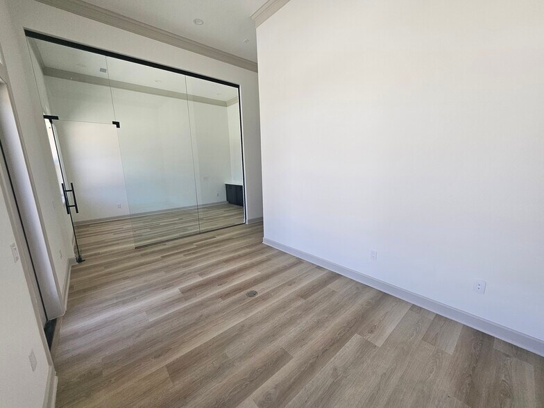 More Photos Of 1325 Main St, Katy Unknown For Lease