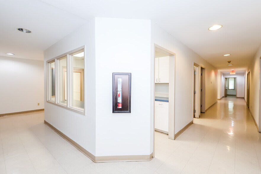 More Photos Of 1487 Belk Blvd, Oxford Office For Sale