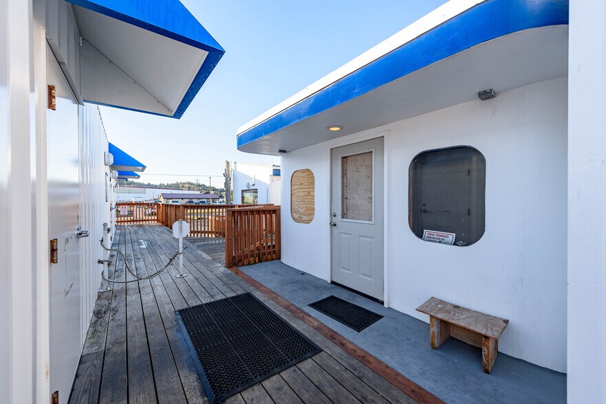More Photos Of 102 Hall Ave, Coos Bay Restaurant For Sale