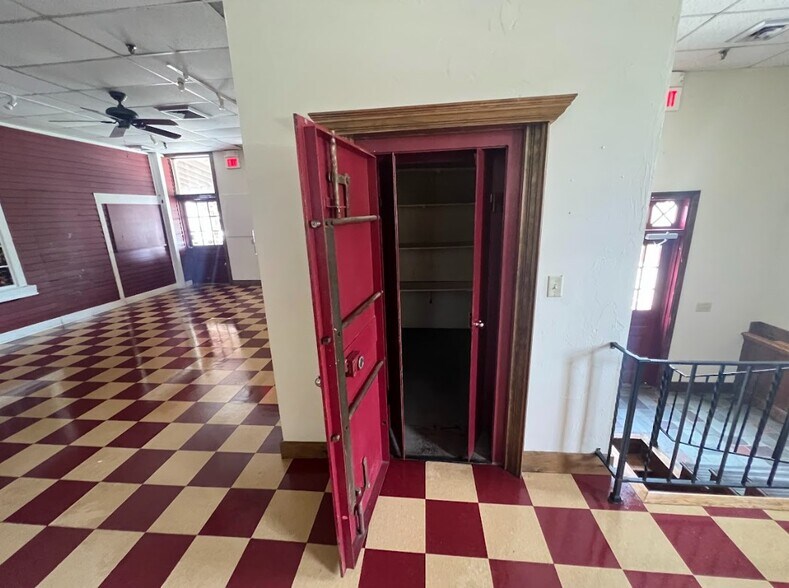 More Photos Of 43 Grove St, Peterborough Freestanding For Sale