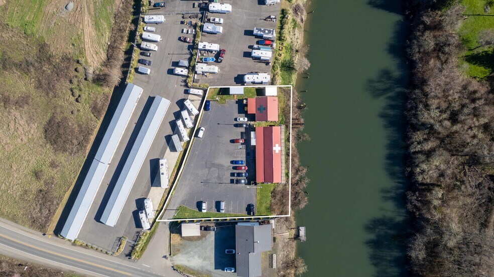 More Photos Of 751 Riverside Dr, Coquille Showroom For Sale