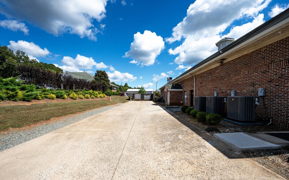 More Photos Of 987 East St, Pittsboro Storefront Retail Office For Lease