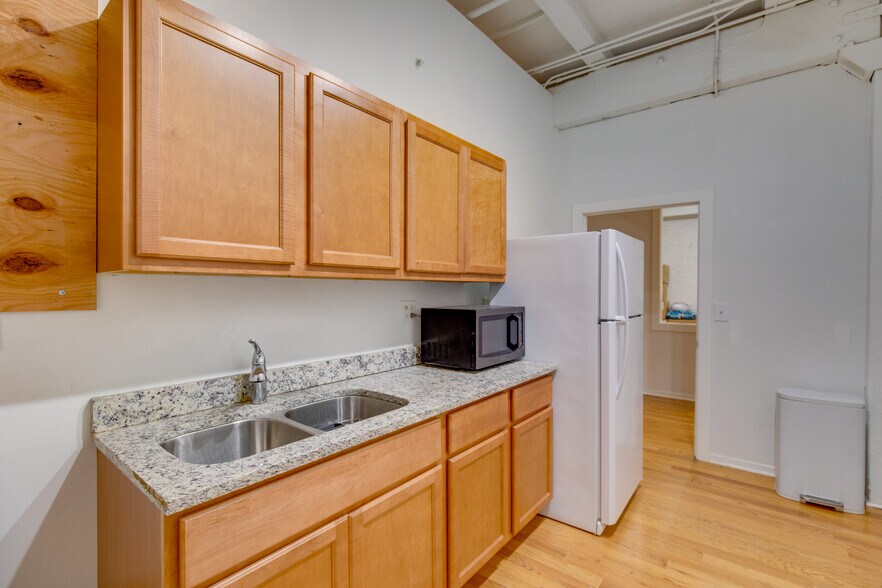 More Photos Of 9-15 W Hubbard St, Chicago Loft Creative Space For Lease