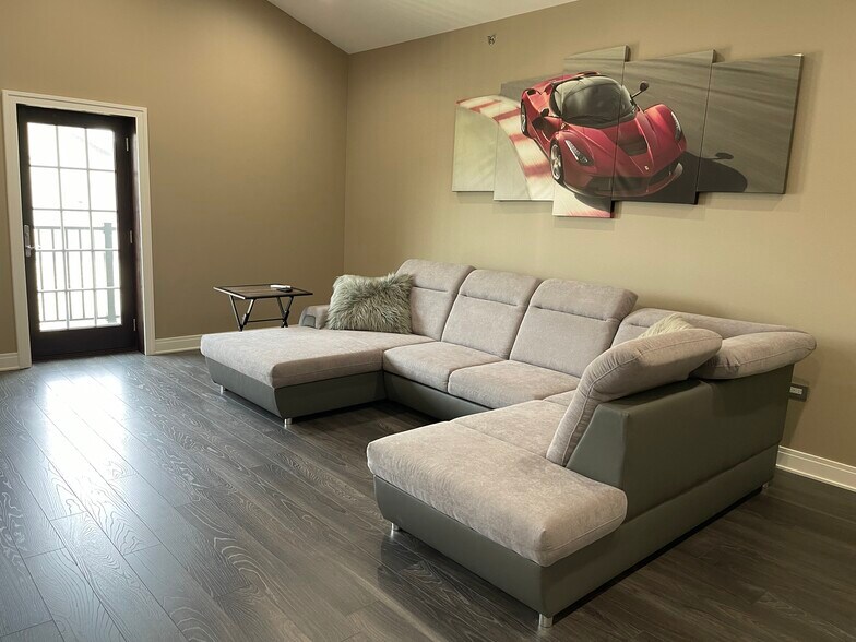 More Photos Of 2220 Ferry Rd, Naperville Showroom For Sale