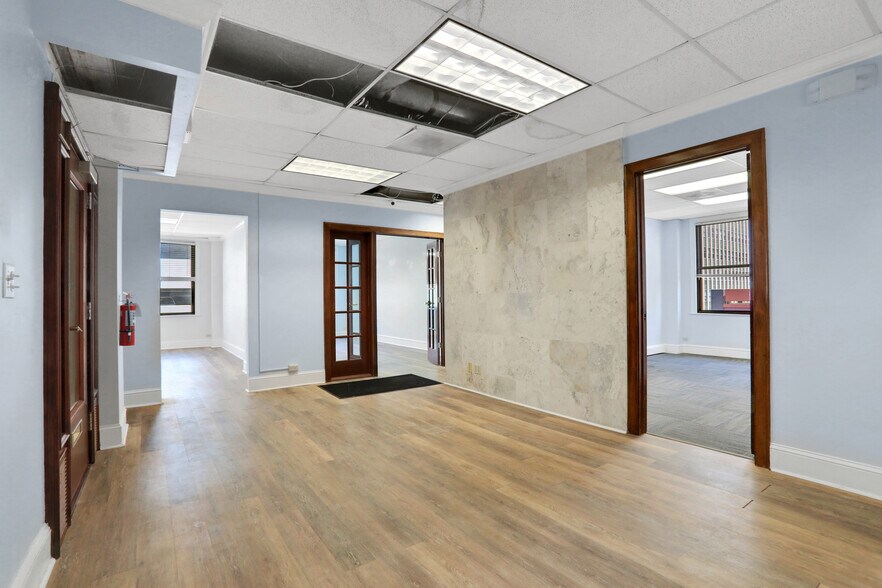 More Photos Of 300 W Adams St, Jacksonville Office For Sale
