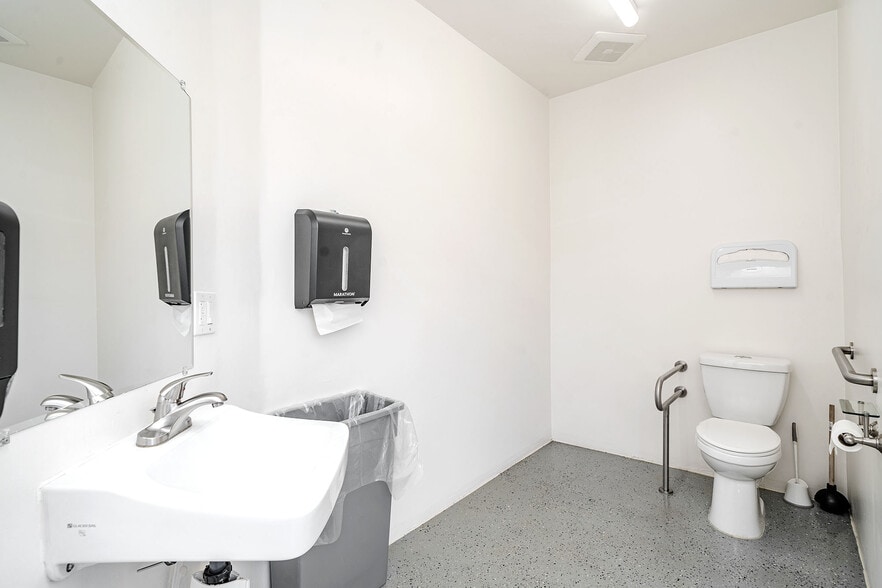 More Photos Of 5716 W Manchester Ave, Los Angeles Office For Sale