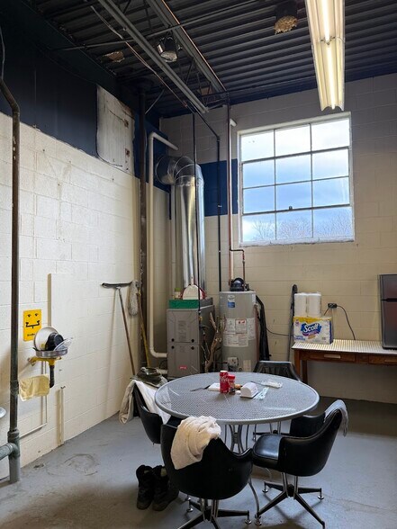 More Photos Of 6677 Moore Rd, Mattydale Light Manufacturing For Lease
