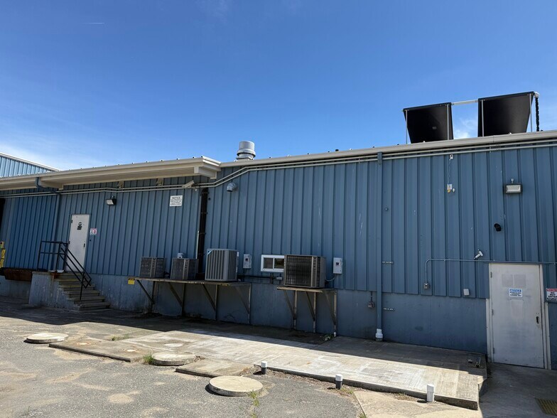 More Photos Of 111 Braley Rd, East Freetown Warehouse For Lease