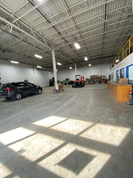 More Photos Of 9840 S 27th St, Oak Creek Showroom For Lease