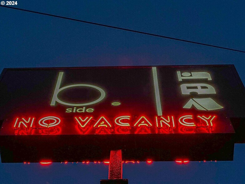 More Photos Of 1175 2nd St SE, Bandon Hotel For Sale