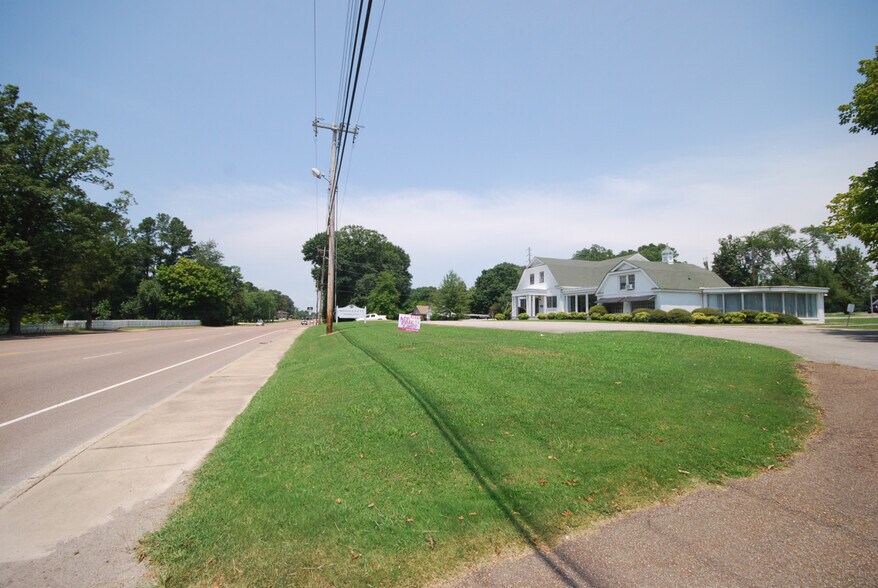 More Photos Of 1651 Hollywood Dr, Jackson Office For Sale