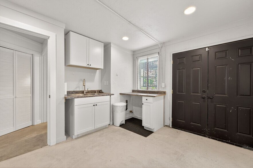 More Photos Of 258 N Kutch St, Carlton Storefront For Lease