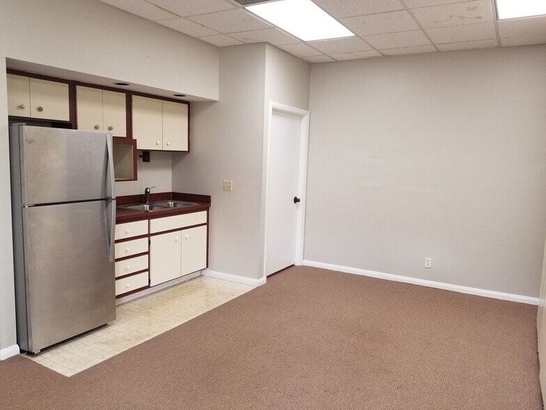 More Photos Of 4420 Tamiami Trl E, Naples Office For Lease