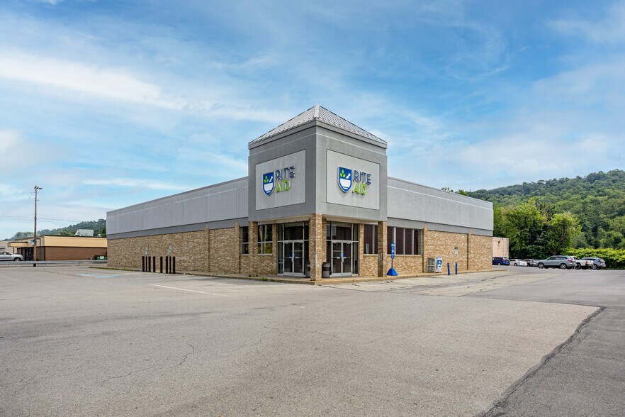 Primary Photo Of 610 Broad St, New Bethlehem Drugstore For Lease