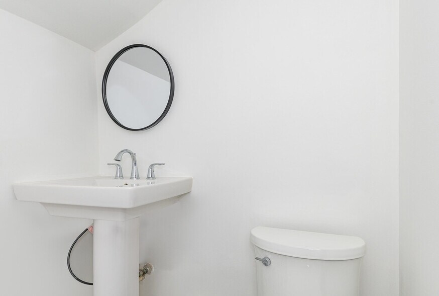 More Photos Of 6908 S Roxbury Mill Rd, Spotsylvania Flex For Sale