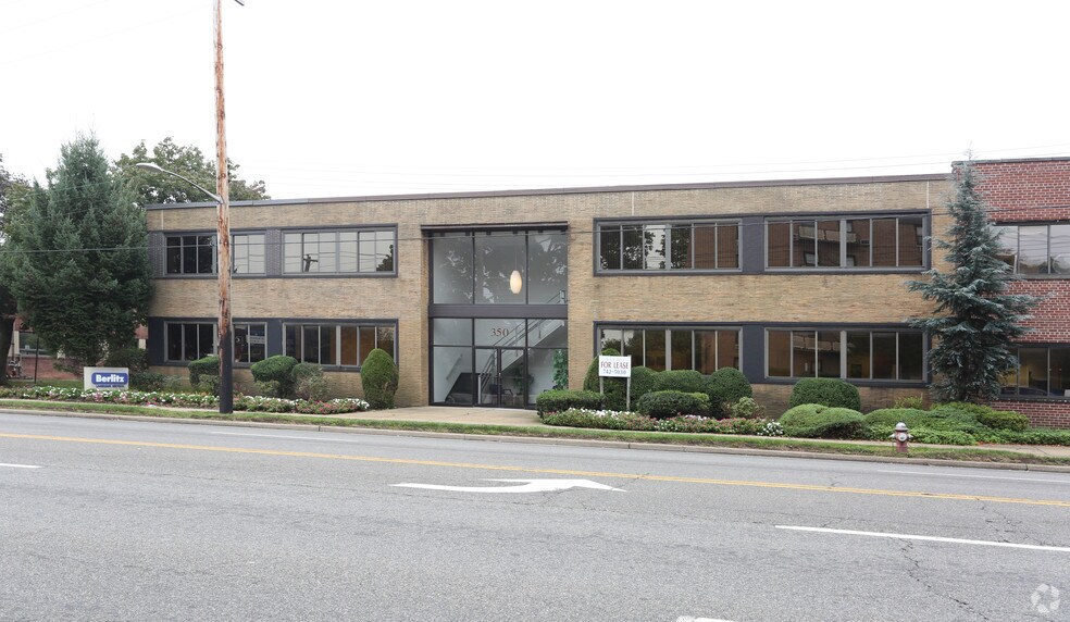 More Photos Of 350 Old Country Rd, Garden City Office For Lease