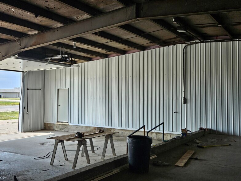 More Photos Of 1300 W Saunders St, Mount Pleasant Showroom For Lease