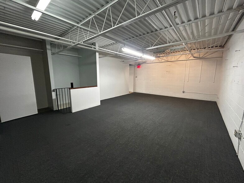 More Photos Of 1105 Crestlawn Dr, Mississauga Industrial For Lease